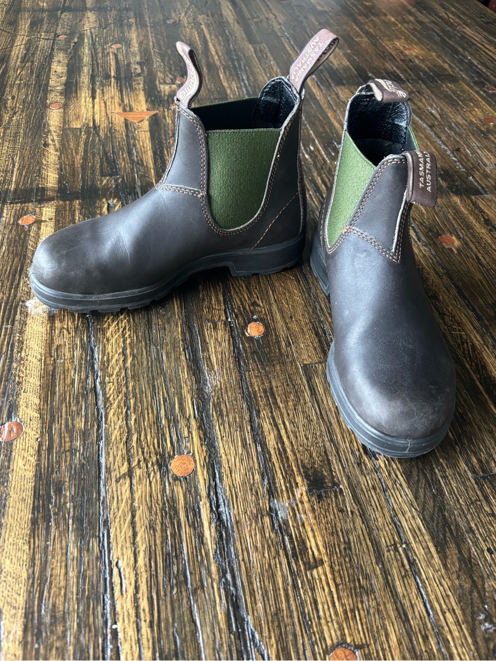 Blundstone Brown Leather Chukka Boots with Green Elastic Sides